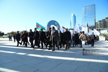 Azərbaycan xalqı Zəfər parkını ziyarət edir - FOTOREPORTAJ