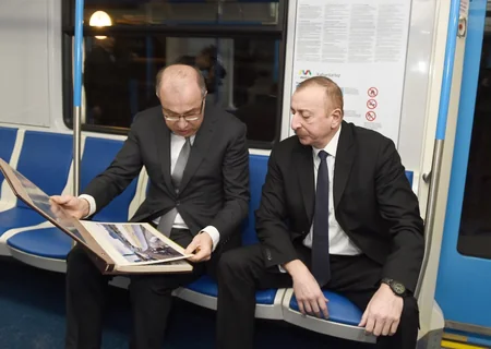 Prezident İlham Əliyev paytaxta gətirilən yeni metro qatarlarında yaradılan şəraitlə tanış olub - YENİLƏNİB