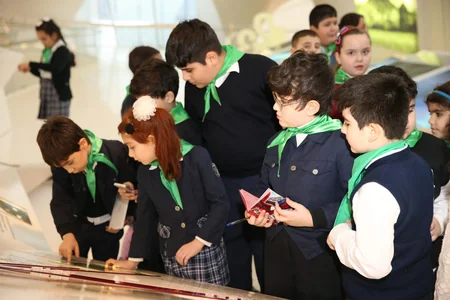 Məktəblilərin Heydər Əliyev Mərkəzinə ekskursiya layihəsi davam edir