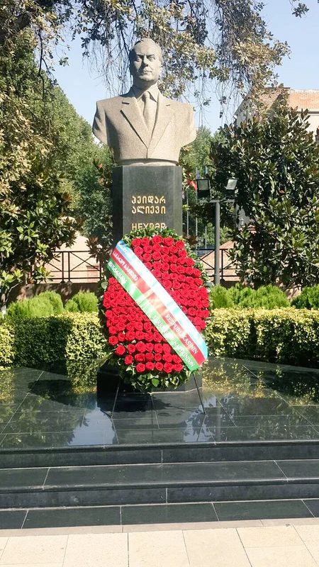 Elmar Məmmədyarov Tbilisidə Heydər Əliyevin abidəsi önünə əklil qoyub