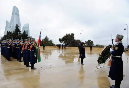 Gürcüstan Prezidenti Fəxri və Şəhidlər xiyabanlarını ziyarət edib