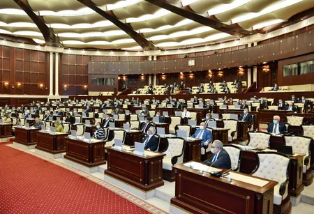 Deputatlar tibbi maska və əlcəkdən istifadə edirlər