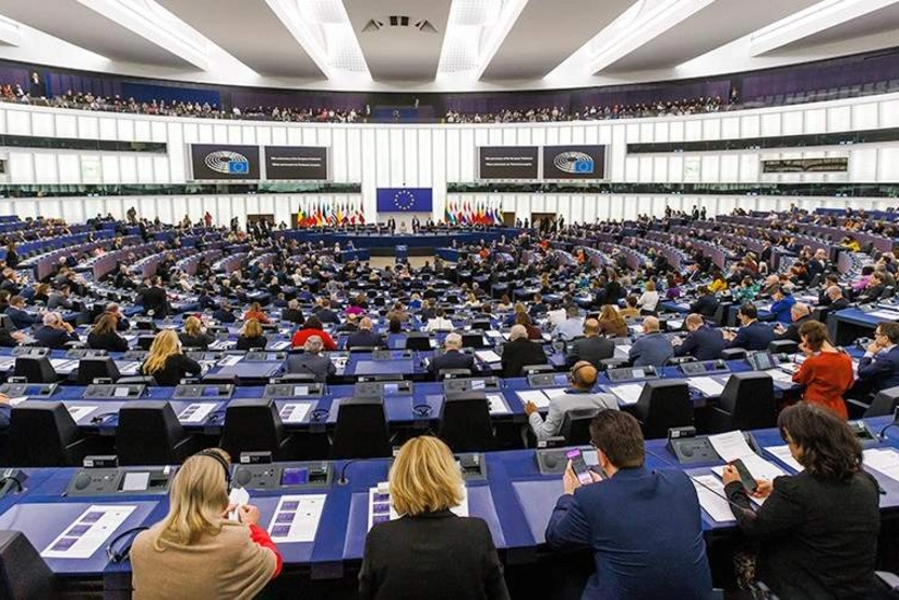 В Европарламенте хотят лишить иммунитета подозреваемых в коррупции депутатов