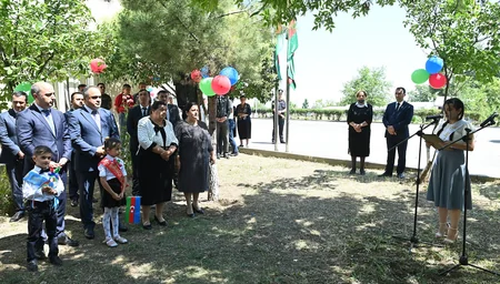 Təhsil naziri müharibədə zərər çəkən məktəbin Son zəng tədbirində iştirak edir