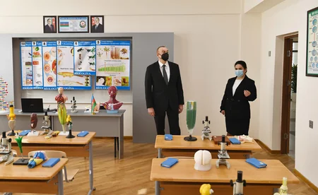 Prezident Bakıda yeni tikilən iki məktəbdə yaradılan şəraitlə tanış olub