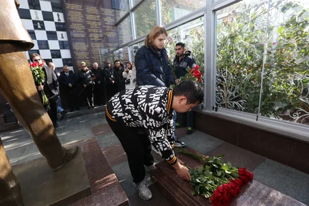 Memorial iştirakçıları Vüqar Həşimovun məzarını ziyarət ediblər