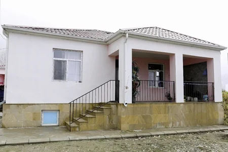 Kürdəmir və Ağsuda şəhid ailələri və müharibə əlillərinə mənzillər verilib