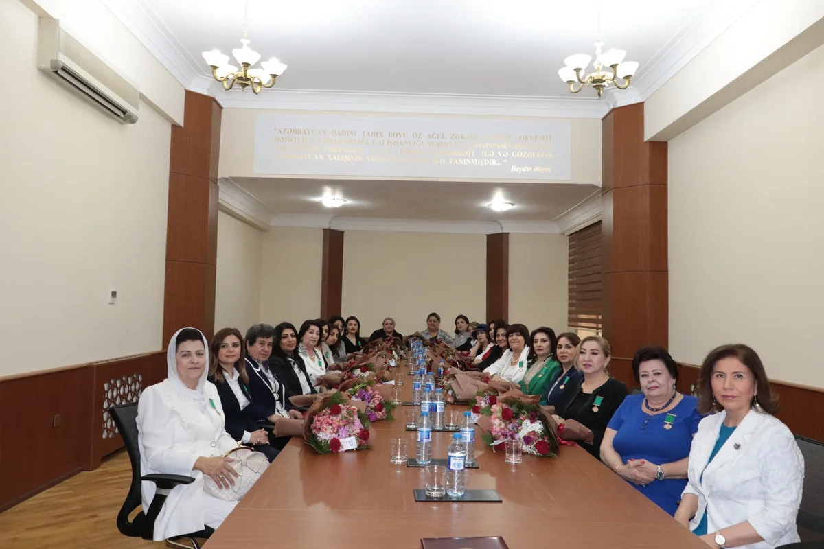 Bahar Muradova “Tərəqqi” medalı ilə təltif olunan qadınların mükafatlarını təqdim edib