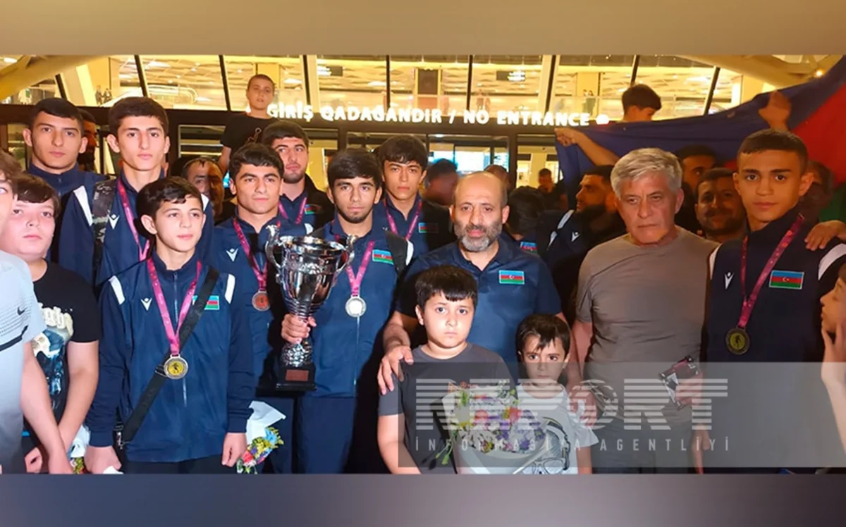 Avropa çempionatında 7 medal qazanan Azərbaycanın sərbəst güləşçiləri Vətənə qayıdıblar