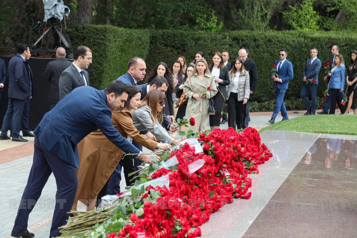 Azerbaijani people commemorate National Leader Heydar Aliyev