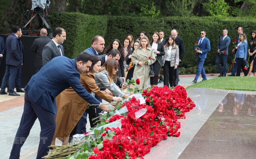 Azerbaijani people commemorate National Leader Heydar Aliyev