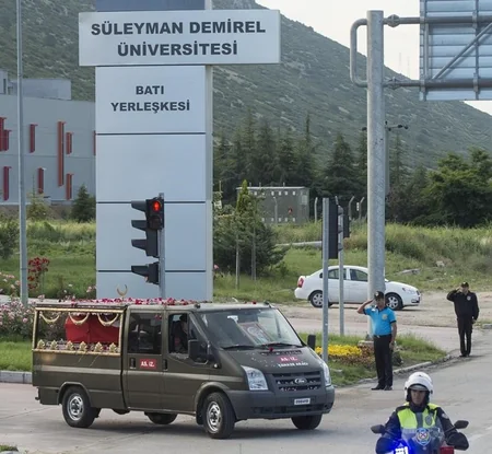 ​Süleyman Dəmirəl dəfn edilib