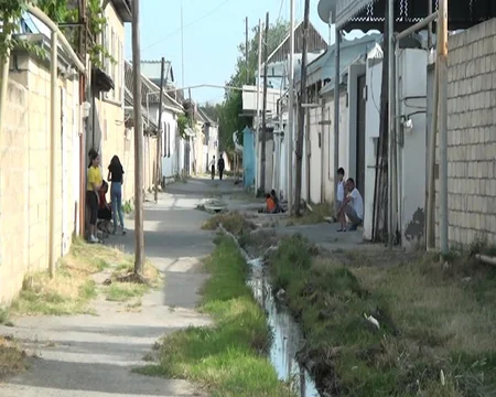Kürdəmirin mərkəzi küçəsinin mövsümi qonaqları: yayda üfunət, qışda sel suları - REPORTAJ