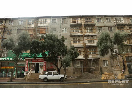 Bakının mərkəzi küçələrində “balkon”lar sökülür - FOTO