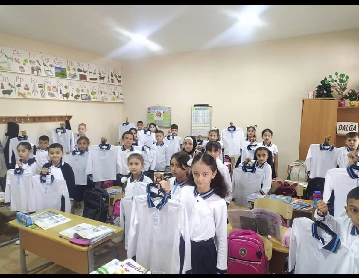 Məcburi köçkün şagirdlərə qış geyimləri paylanıb