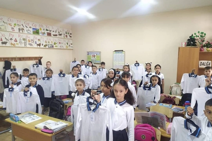 Məcburi köçkün şagirdlərə qış geyimləri paylanıb