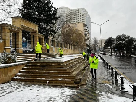 Qarlı hava şəraiti ilə əlaqədar Bakıda kommunal strukturlar gücləndirilmiş rejimə keçib