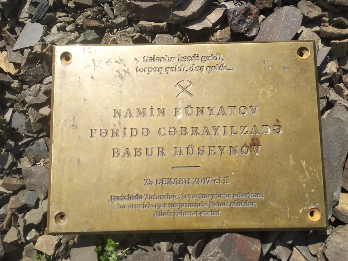 DİN: Alpinistlərin xatirəsinə quraşdırılan bürünc lövhə tapılıb