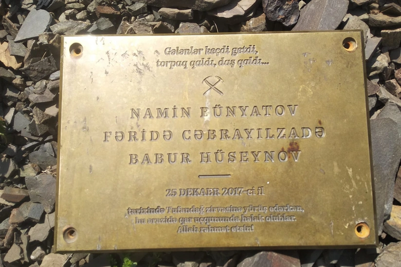 DİN: Alpinistlərin xatirəsinə quraşdırılan bürünc lövhə tapılıb