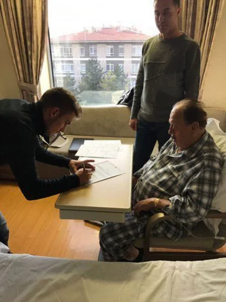 Футболист подписал контракт с новым клубом в больнице