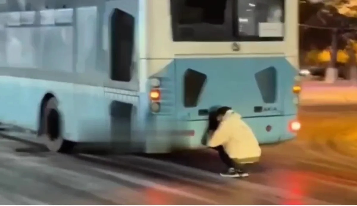 DYP avtobusların arxa hissəsindən tutaraq sürüşən gənclərə xəbərdarlıq edib
