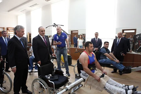 YAP sağlamlıq imkanları məhdud gənclərə yeni avtobus hədiyyə edib