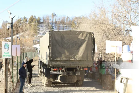 Total of 30 vehicles of peacekeepers move freely through Khankandi-Lachin road