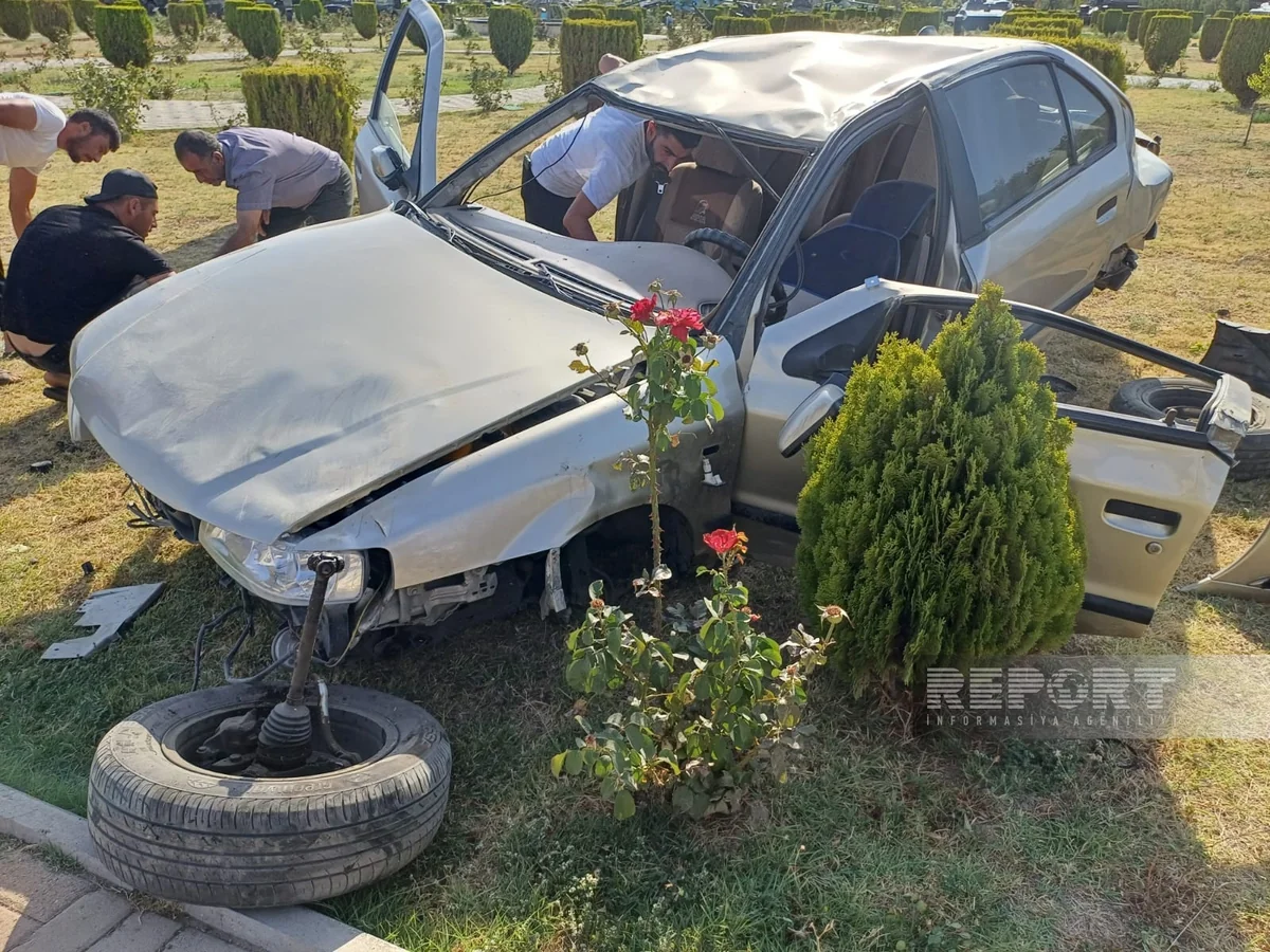 Naxçıvanda avtomobil bordürə dəyərək aşıb