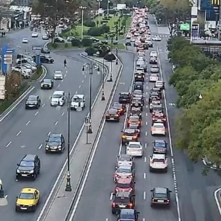 Bakının bir sıra yollarında nəqliyyatın sıxlığı müşahidə edilir