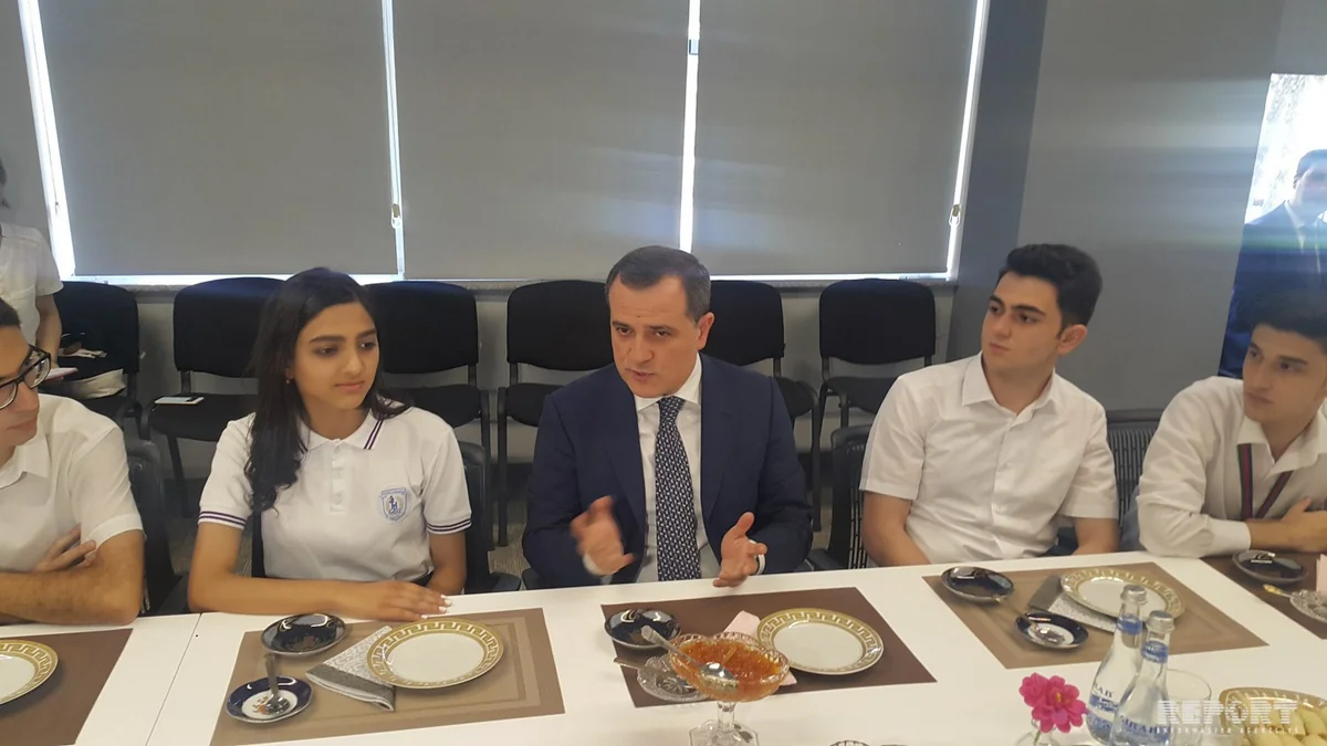 Ceyhun Bayramov təhsildə fərqlənən məzunlarla görüşüb