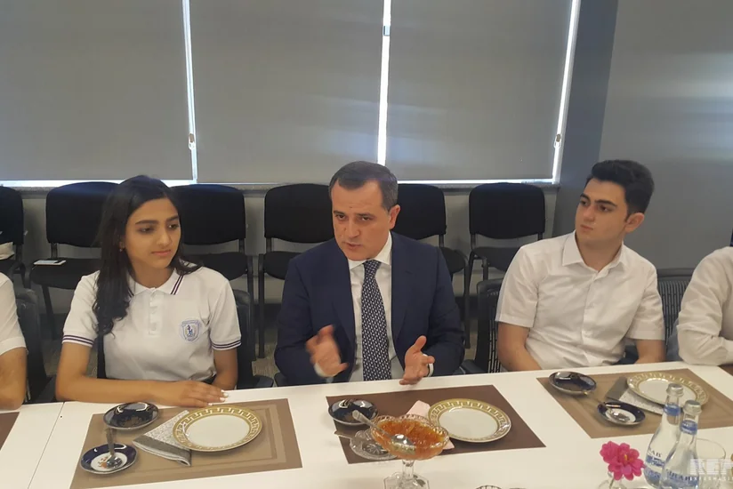 Ceyhun Bayramov təhsildə fərqlənən məzunlarla görüşüb