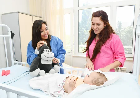 Leyla Əliyeva Bakının bir sıra tibb müəssisələrində müalicə alan uşaqlarla görüşüb