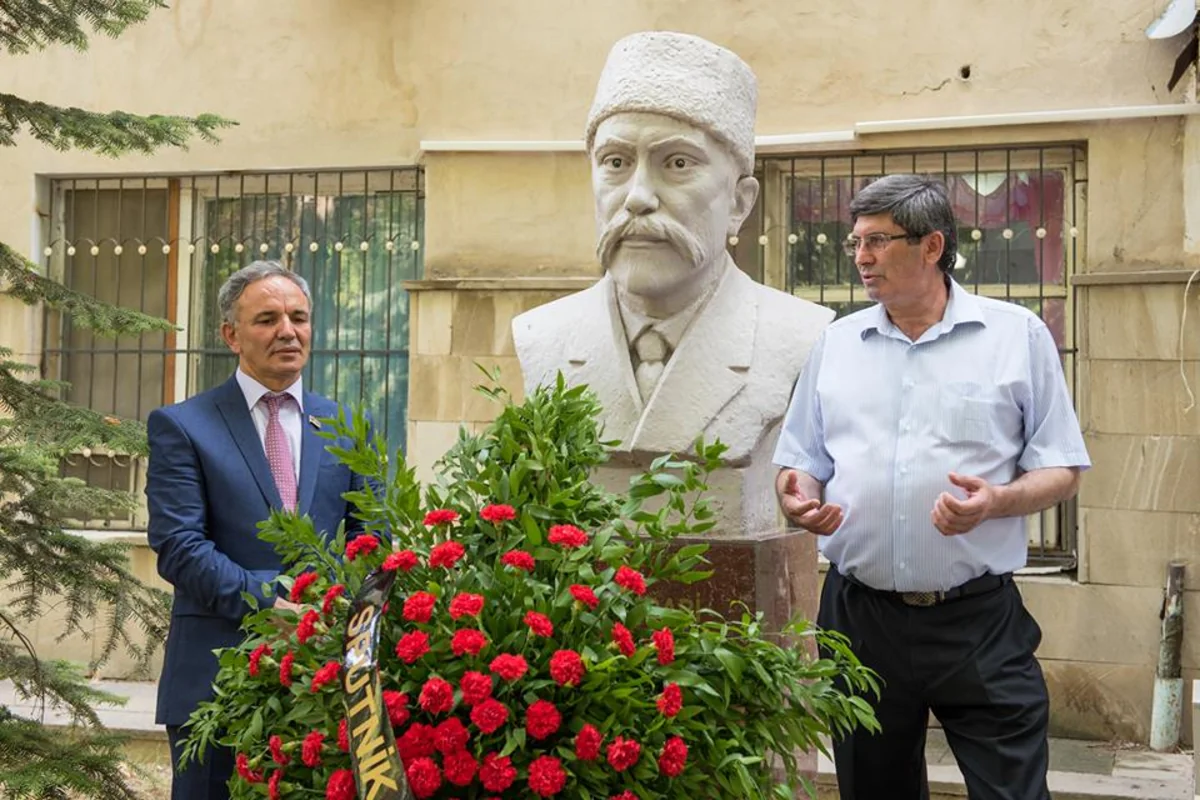 ​Həsən bəy Zərdabinin büstü ziyarət olunub