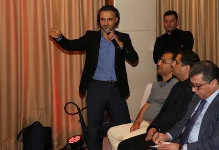 Fuad Muradov Dohada azərbaycanlılarla görüşüb