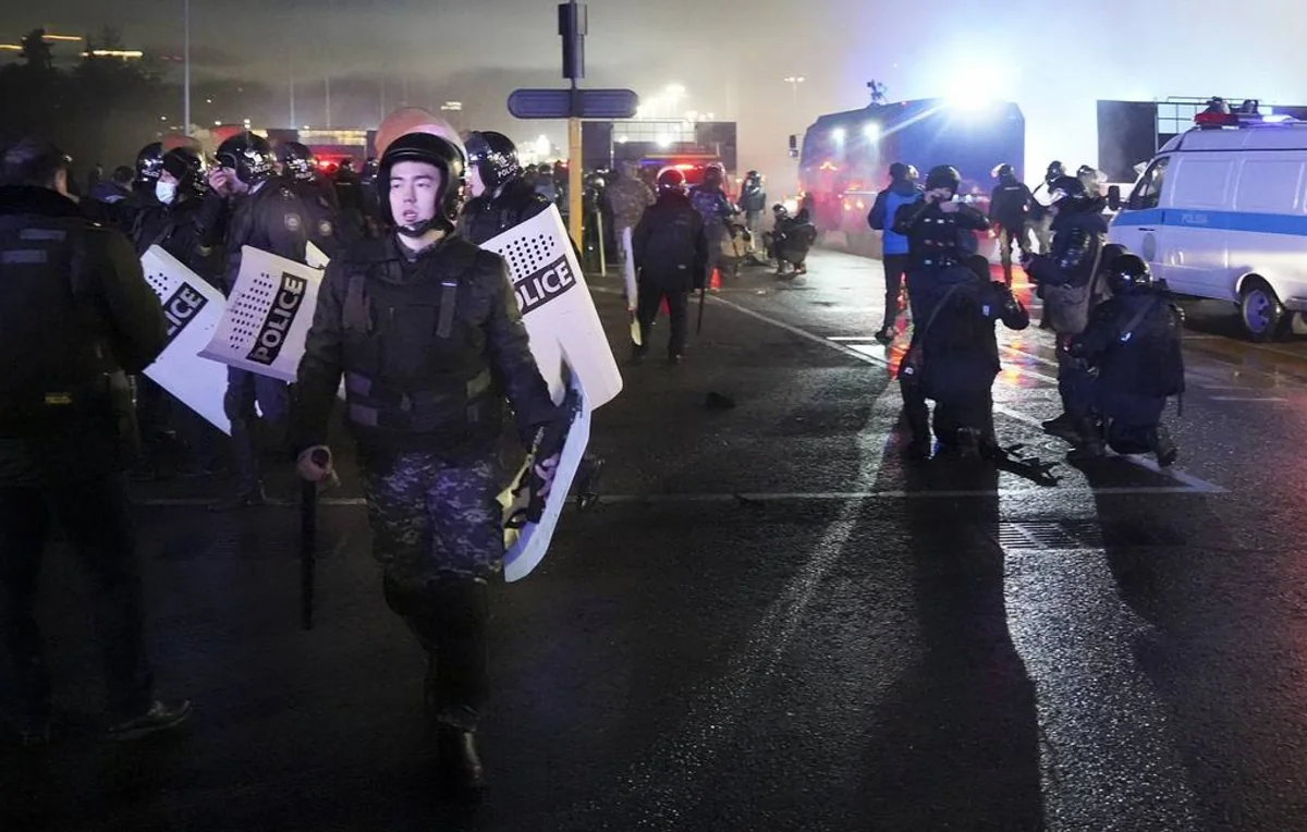 Qazaxıstanda 200 nümayişçi saxlanılıb, 95 polis xəsarət alıb