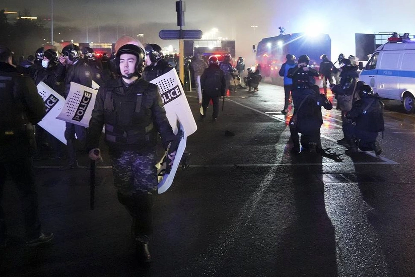 Qazaxıstanda 200 nümayişçi saxlanılıb, 95 polis xəsarət alıb