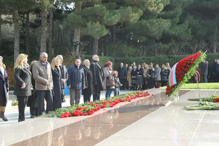 Azərbaycan xalqı Heydər Əliyevin xatirəsini anır - FOTOREPORTAJ - VİDEO