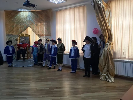 Bakı məktəbliləri Şekspirin Kral Lir əsərini ingilis dilində səhnələşdirib - FOTO