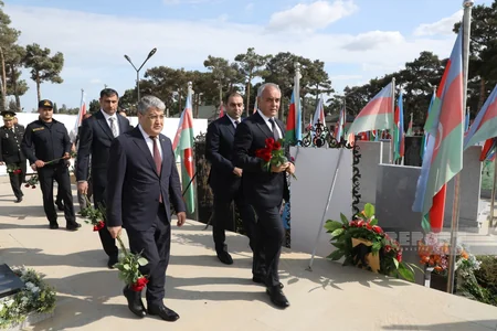Azərbaycan xalqı antiterror şəhidlərinin məzarlarını ziyarət edir