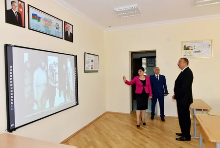 ​Prezident İlham Əliyev 189-190 nömrəli orta məktəbdə yaradılan şəraitlə tanış olub
