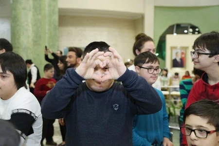 Heydər Əliyev Fondunun vitse-prezidenti Leyla Əliyeva daun sindromlu uşaqlar üçün təşkil olunan şənlikdə iştirak edib - FOTO