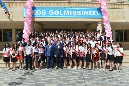 Mikayıl Cabbarov Sabirabaddakı orta məktəbdə Son zəng tədbirində iştirak edib