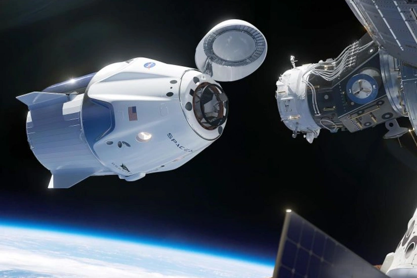 Crew Dragon с четырьмя астронавтами успешно перешел на борт МКС