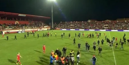 Futbol matçında azarkeşlər meydana girib, referinin avtomobili yandırılıb