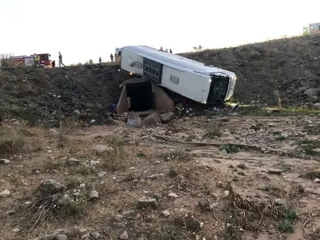 Türkiyədə sərnişin avtobusu dərəyə aşıb, ölən və yaralananlar var