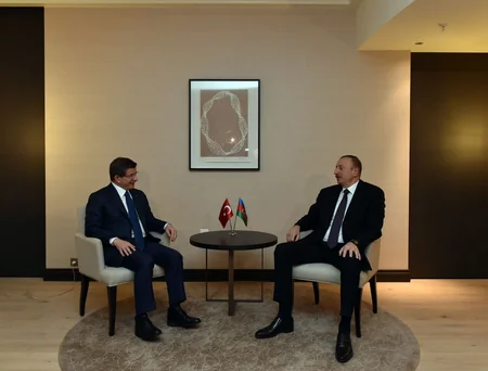 ​Prezident İlham Əliyev Türkiyənin baş naziri ilə görüşüb