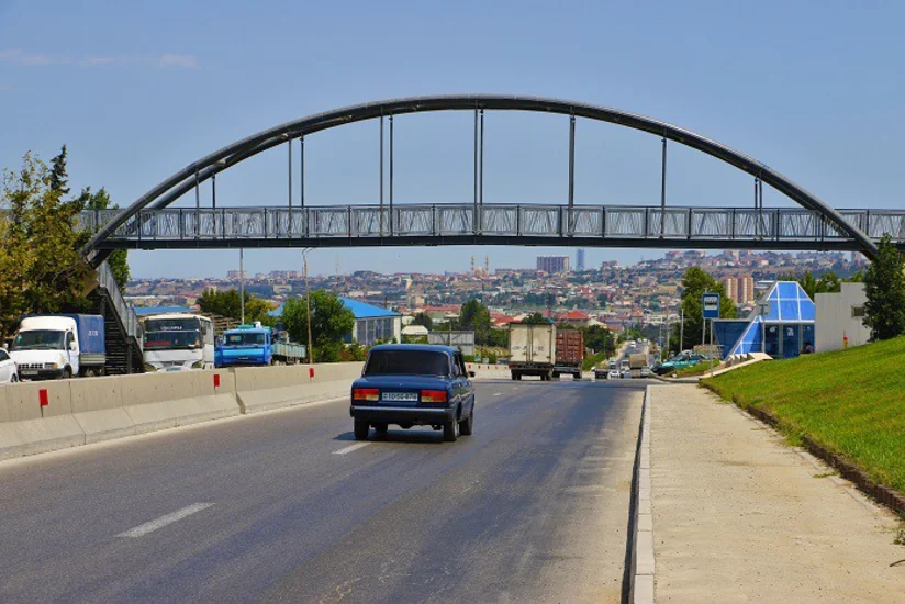 Sulutəpədə yeni yerüstü piyada keçidi inşa olunub