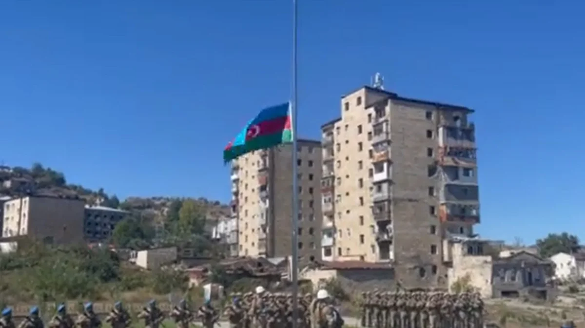 Маис Бархударов поднял флаг Азербайджана на площади Флага в Шуше