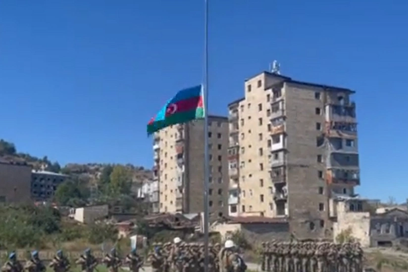Mais Bərxudarov Şuşanın Bayraq meydanında Azərbaycan bayrağı qaldırıb