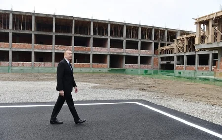 Prezident məcburi köçkünlər üçün binalarda tikinti işlərinin gedişi ilə tanış olub - YENİLƏNİB